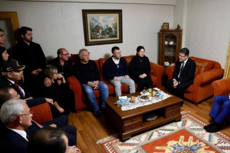 Bakan Yumaklı, şehit pilot Hasan Bahar'ın ailesini ziyaret etti