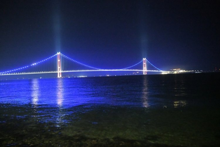 1915 &Ccedil;anakkale K&ouml;pr&uuml;s&uuml; D&uuml;nya Diyabet G&uuml;n&uuml; nedeniyle maviye b&uuml;r&uuml;nd&uuml;