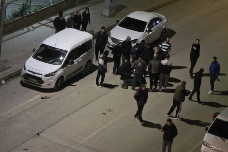 Bursa'da motosiklet kazası! Savurulup park halindeki ara&ccedil;lara &ccedil;arptı...