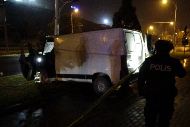 Aydınlatma direğine &ccedil;arpan minib&uuml;s s&uuml;r&uuml;c&uuml;s&uuml; hayatını kaybetti