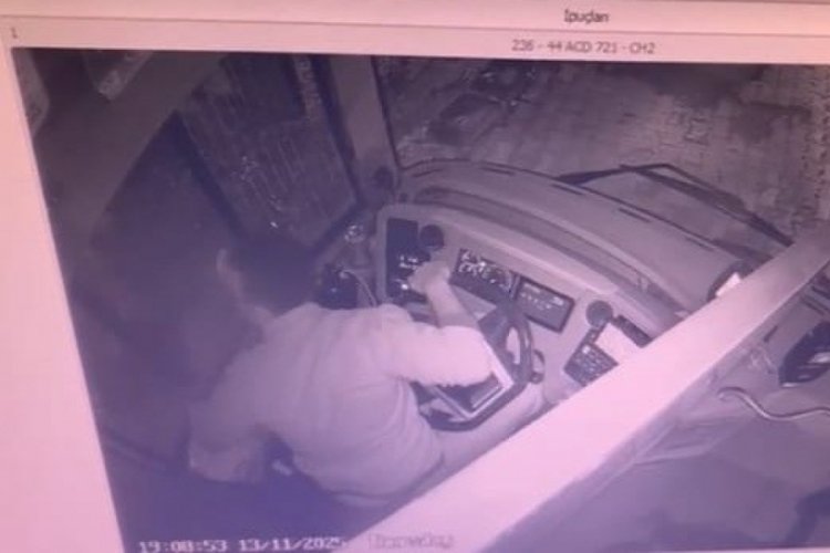 &Ccedil;ok sayıda yolcunun bulunduğu otob&uuml;se silahlı saldırı anı kamerada