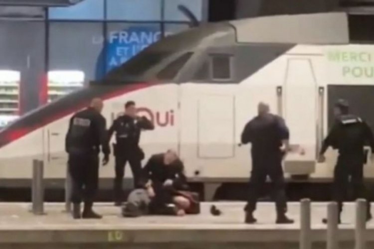 Paris'te alarm! Bı&ccedil;aklı saldırgan vurularak durduruldu