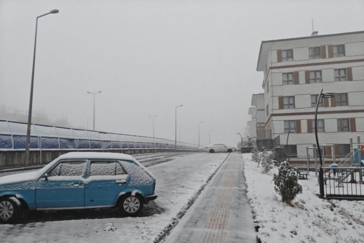 Kayseri'nin y&uuml;ksek kesimlerine kar yağdı