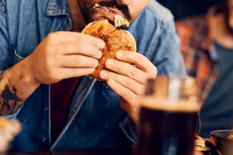 Hamburger yedikten 3 saat sonra &ouml;ld&uuml;! Nedeni uzun araştırmalar sonucu ortaya &ccedil;ıktı