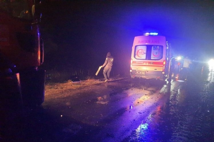 Otomobil ile kamyon &ccedil;arpıştı: 1'i ağır, 3 yaralı