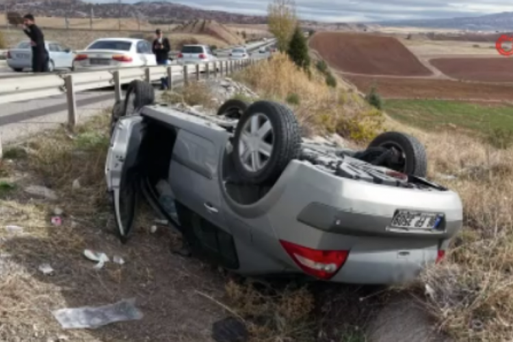 Seyir halindeki aracın &ccedil;arptığı otomobil şarampole devrildi: 7 yaralı
