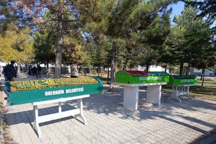 Gıda zehirlenmesinde hayatını kaybeden anne ve &ccedil;ocuklarına veda edilecek