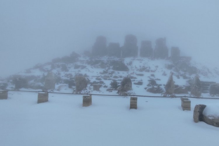 Nemrut Dağı'na mevsimin ilk karı yağdı