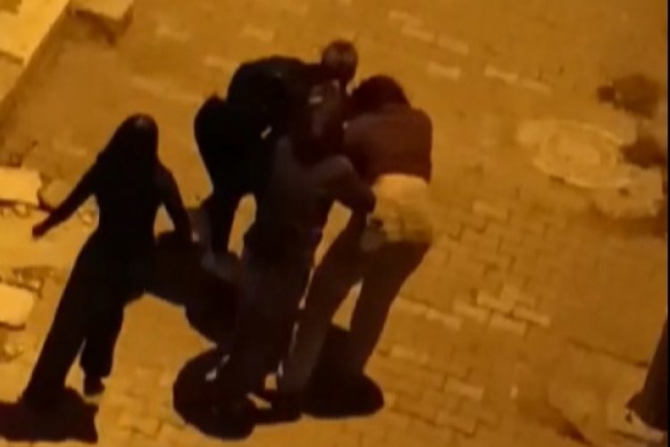 Sokakta kavga eden 2 kızı, mahalleli g&uuml;&ccedil;l&uuml;kle ayırdı