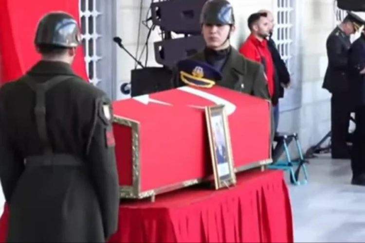 Şehit Pilot Yarbay G&ouml;khan Korkmaz, son yolculuğuna uğurlanıyor