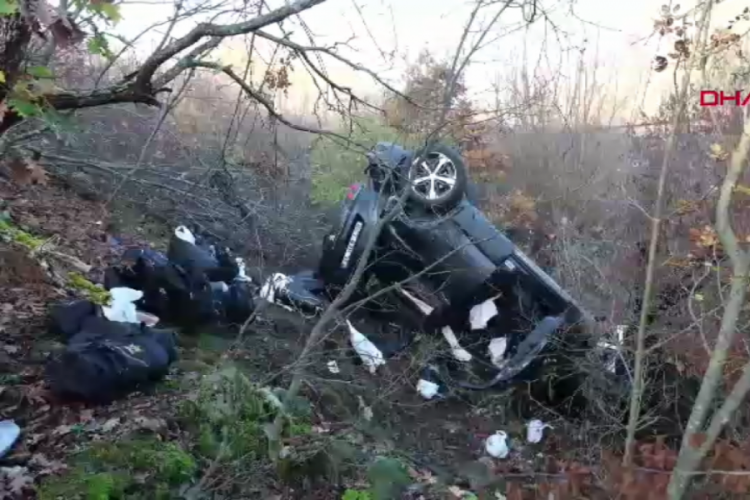Kırklareli'de ka&ccedil;ak g&ouml;&ccedil;menleri taşıyan otomobil devrildi: 8 yaralı
