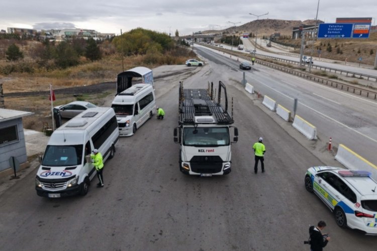 43 ilin ge&ccedil;iş g&uuml;zergahında denetimi: Ara&ccedil;lar tek tek durduruldu