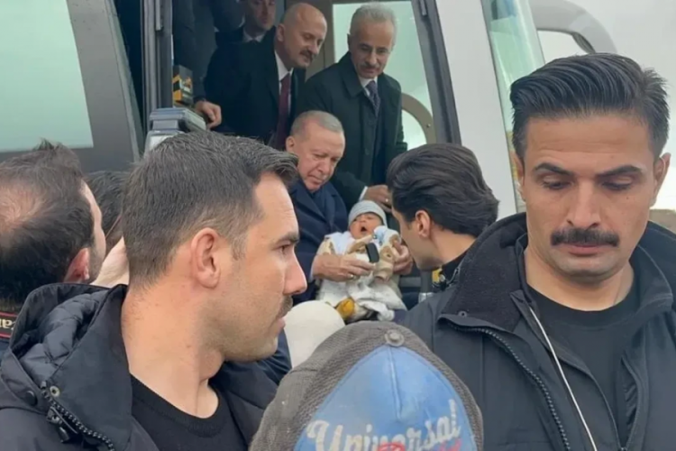Cumhurbaşkanı Erdoğan, 4 aylık bebeği g&ouml;r&uuml;nce konvoyu durdurdu