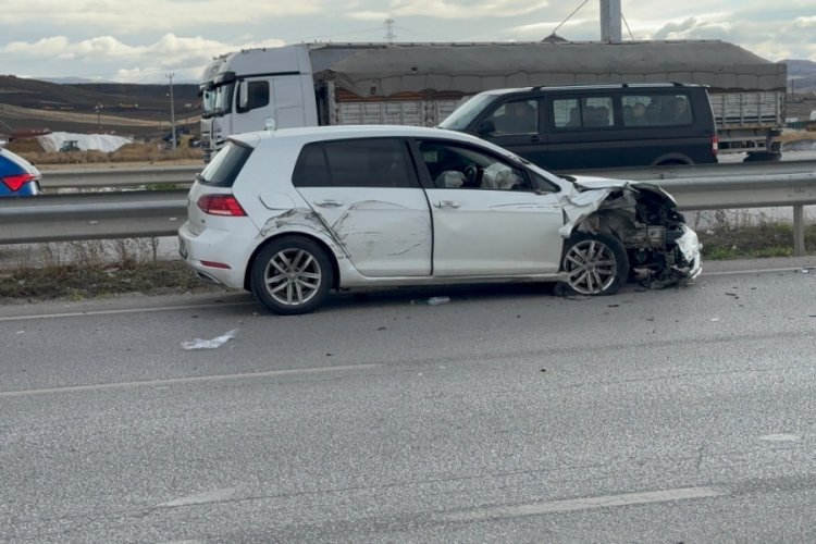Tırın otomobili sıkıştırdığı kaza anı kamerada: 1 yaralı