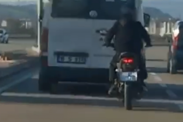 Bursa'da motosikletli sürücü trafiği tehlikeye attı!