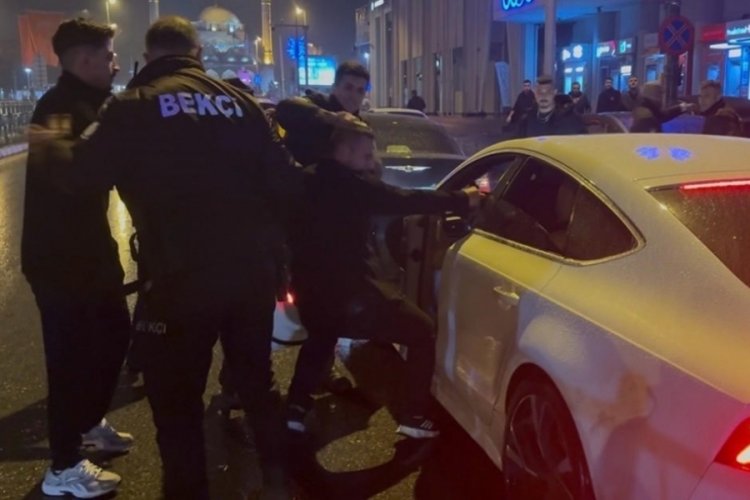 Gece kul&uuml;b&uuml;nde &ccedil;ıkan kavga sokağa taştı!