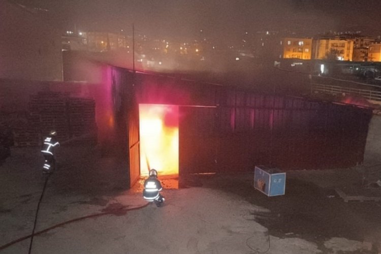 Depo alevlere teslim oldu