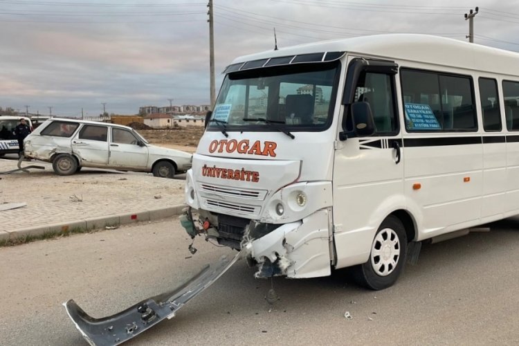 Yolcu minib&uuml;s&uuml; ile otomobil &ccedil;arpıştı: 2 yaralı