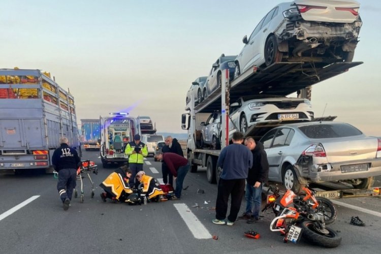 Motosiklet emniyet şeridinde duran tıra &ccedil;arptı