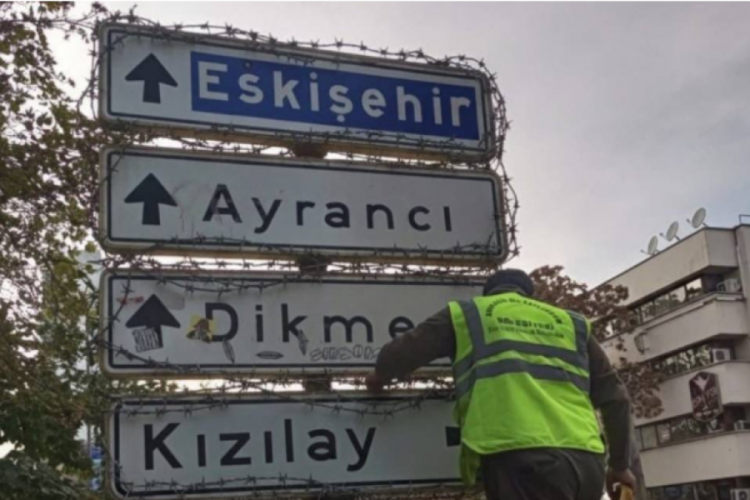 'En Ankara fotoğrafım' akımında bı&ccedil;aklandı: Kızılay tabelası dikenli tellerle &ouml;r&uuml;ld&uuml;
