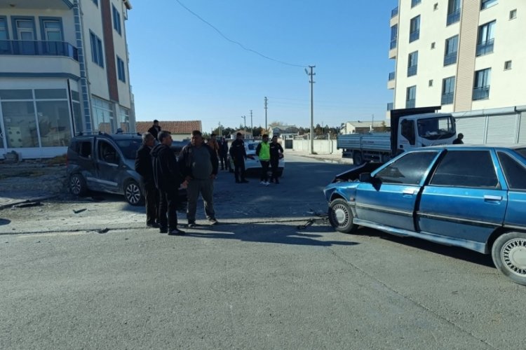 Hafif ticari ara&ccedil; ile otomobil &ccedil;arpıştı: 7 yaralı var...