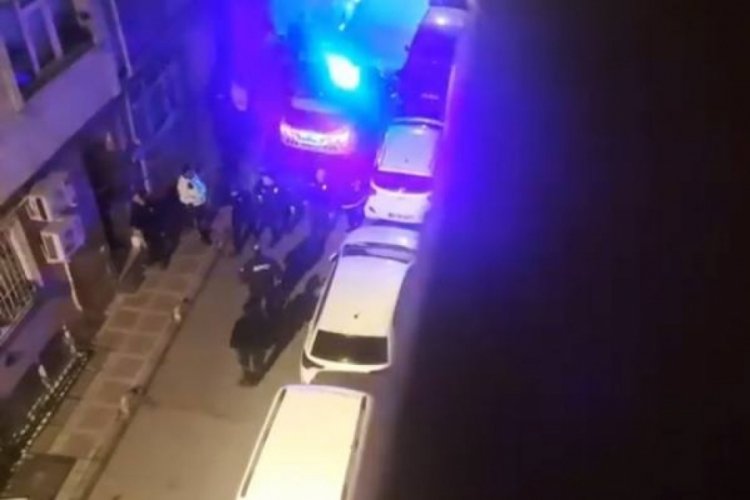 T&uuml;fekle etrafa ateş a&ccedil;an kişi yakalandı; 1'i polis 4 yaralı