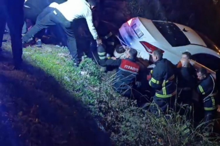 Şarampole u&ccedil;an otomobilden &ccedil;ıkmak istemedi, ekiplere zor anlar yaşattı