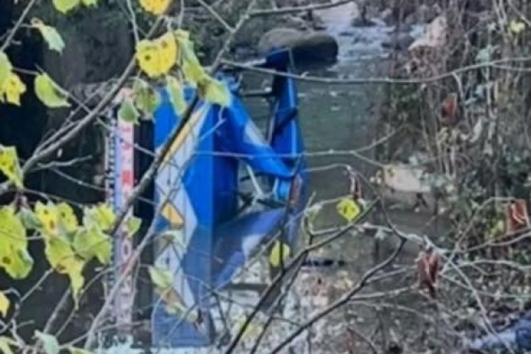 Tekerleği kopan tarım aracı dereye d&uuml;şt&uuml;: &Ouml;l&uuml; ve yaralılar var...