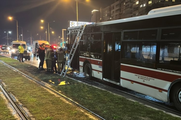 Seyir halindeki belediye otob&uuml;s&uuml; yandı