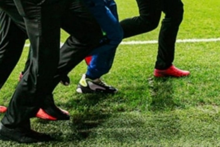 Futbolcular kavgaya tutuştu taraftarlar sahaya girdi!