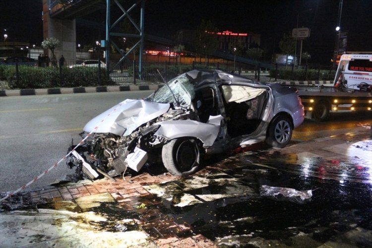Otomobil &uuml;st ge&ccedil;it ayağına &ccedil;arptı:1 &ouml;l&uuml;, 3 yaralı