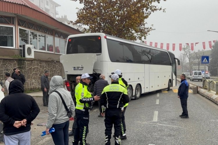 Tur otob&uuml;s&uuml; hızını alamadı! Hatası pahalıya mal oldu...