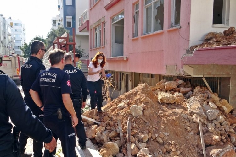 Binayı boşaltıyorlardı: Cesetle karşılaştılar!