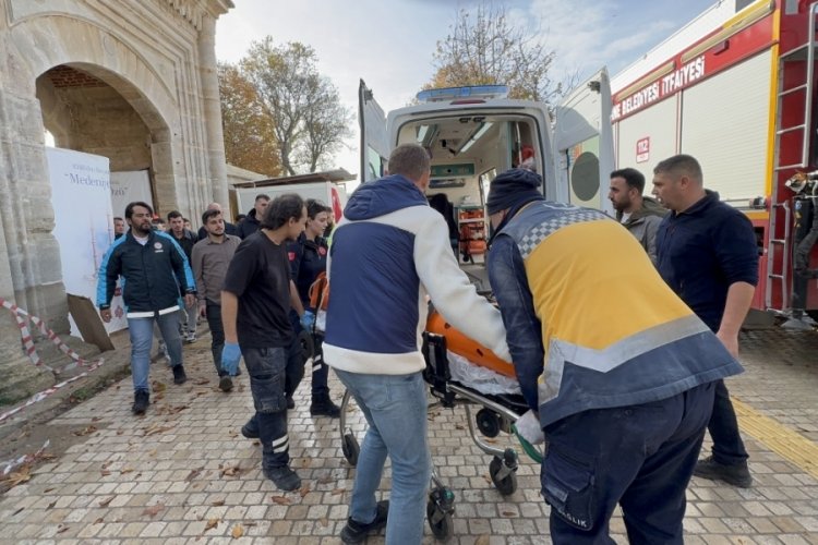 Cami restorasyonunda d&uuml;şen iş&ccedil;i yaralandı
