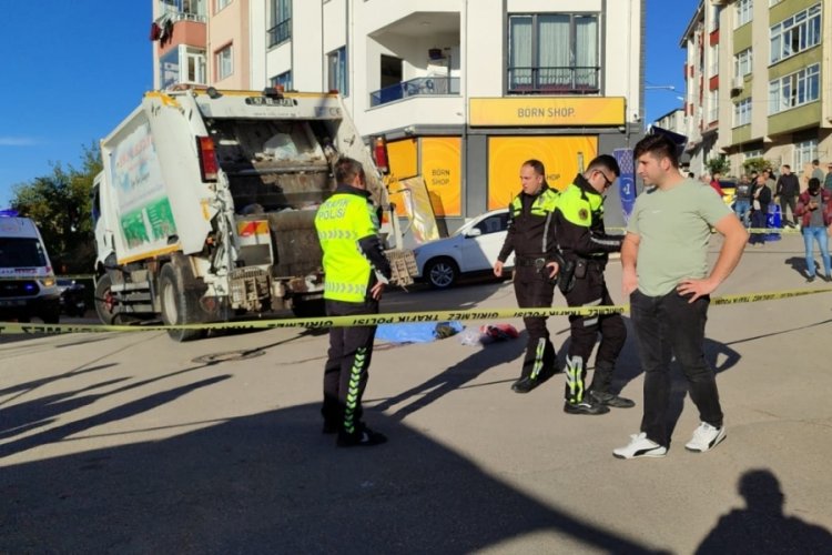 &Ccedil;&ouml;p aracının altında feci şekilde can verdi! O anlar kamerada...