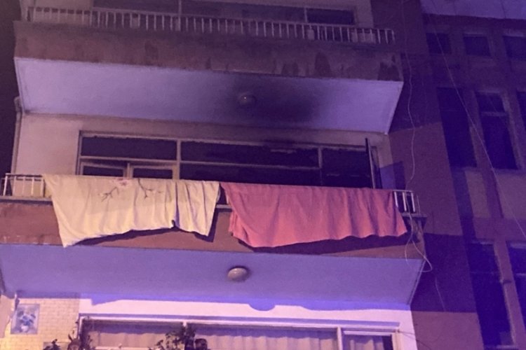 Yanan evde mahsur kalan anne ve oğlu yaralandı