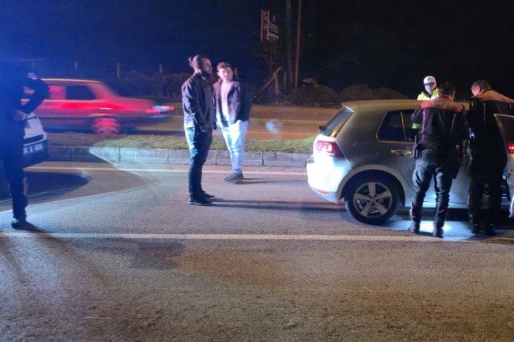 Polis kovalamacasıyla yakalanan s&uuml;r&uuml;c&uuml; alkoll&uuml; &ccedil;ıktı