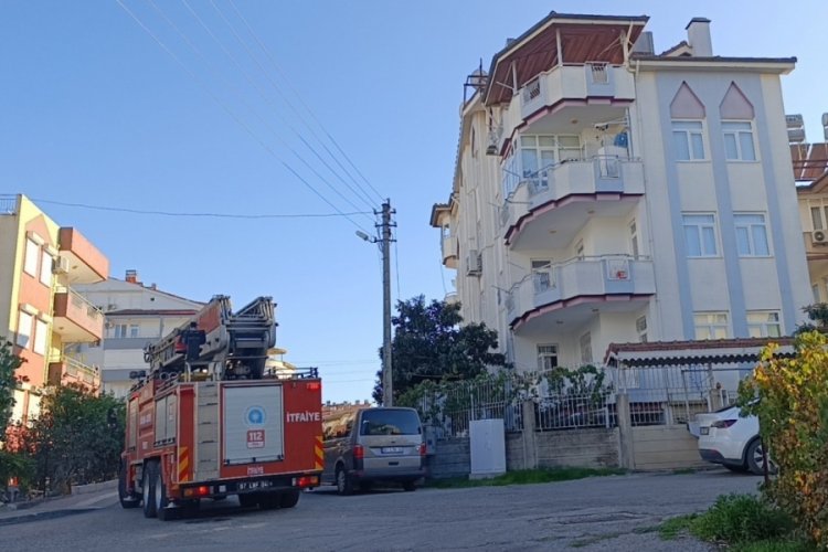 Apartman &ccedil;atısındaki yangını patlayan su borusu s&ouml;nd&uuml;rd&uuml;