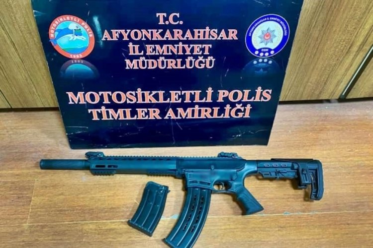 Polis &ccedil;ok sayıda ruhsatsız silah ve uyuşturucu maddeler ele ge&ccedil;irdi