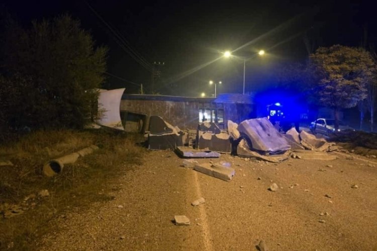 Devrilen tır yolu kapattı