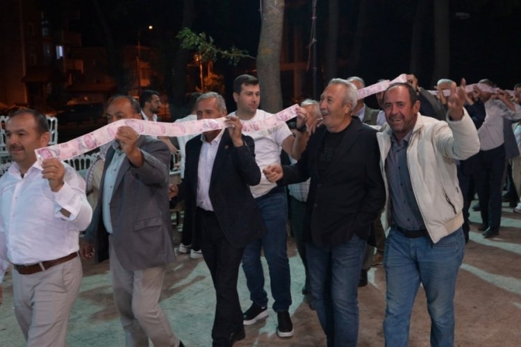 Gelin ve damada takılan hediye şoke etti