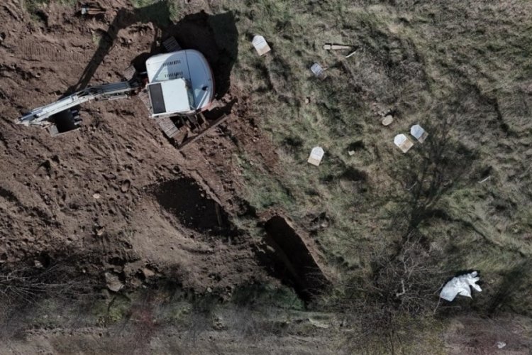 H&uuml;z&uuml;nl&uuml; mesai: 200 mezar sular altında kalmasın diye naklediliyor