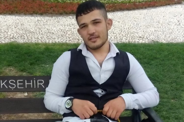Otob&uuml;ste bı&ccedil;aklanan gen&ccedil; hayatını kaybetti