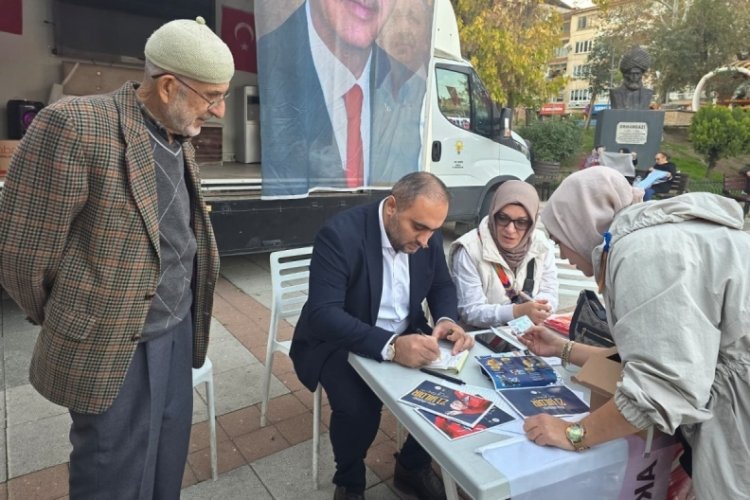 AK Parti Orhangazi'de yeni &uuml;ye standı kurdu, vatandaşlarla bir araya geldi