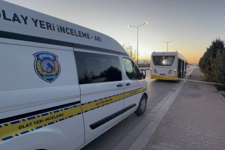 Belediye otob&uuml;s&uuml;nde dehşet anları! Eşinin g&ouml;zleri &ouml;n&uuml;nde...
