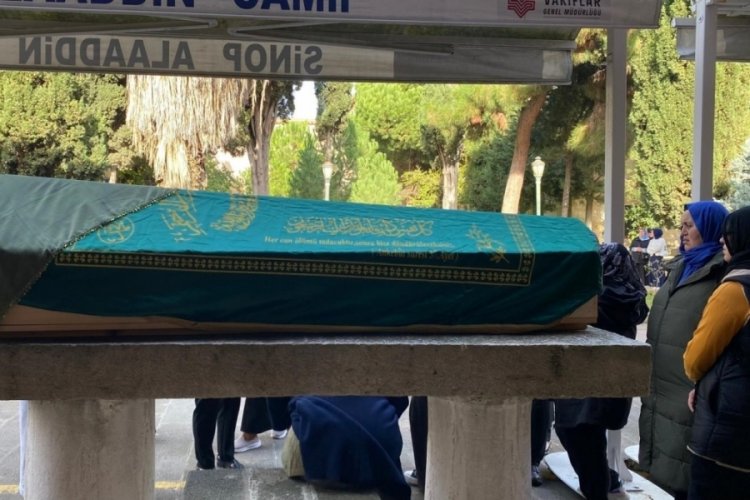 &Ccedil;&ouml;p kamyonunun &ccedil;arptığı kadın toprağa verildi