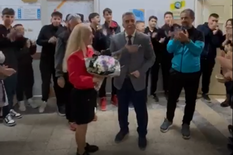 Bursa'nın efsane okul m&uuml;d&uuml;r&uuml; Rafet Yılmaz'a unutulmaz veda!