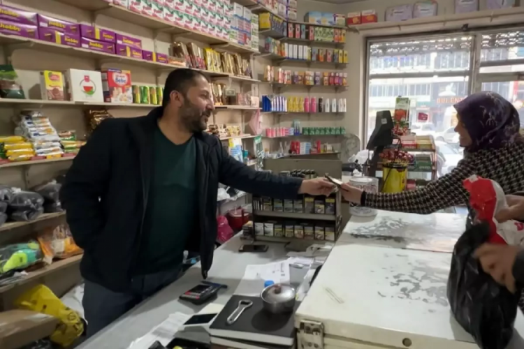 D&uuml;kkanını devrederken bakın ne yaptı
