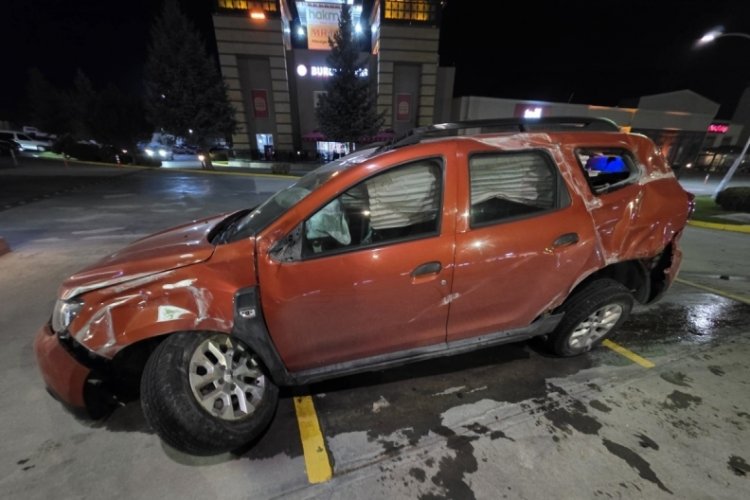 Otomobilin yoldan &ccedil;ıkarak bariyerlere &ccedil;arptı, 2 kişi yaralandı