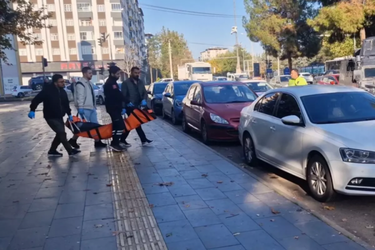 Annesi ve ağabeyini yataklarında &ouml;ld&uuml;rd&uuml;! Babasına not bırakmış